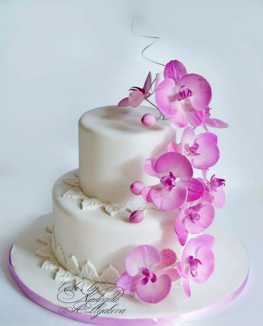 Kek perkahwinan dari mastic (43 foto): pencuci mulut mastic untuk perkahwinan dengan cincin, mawar dan orkid 18885_25