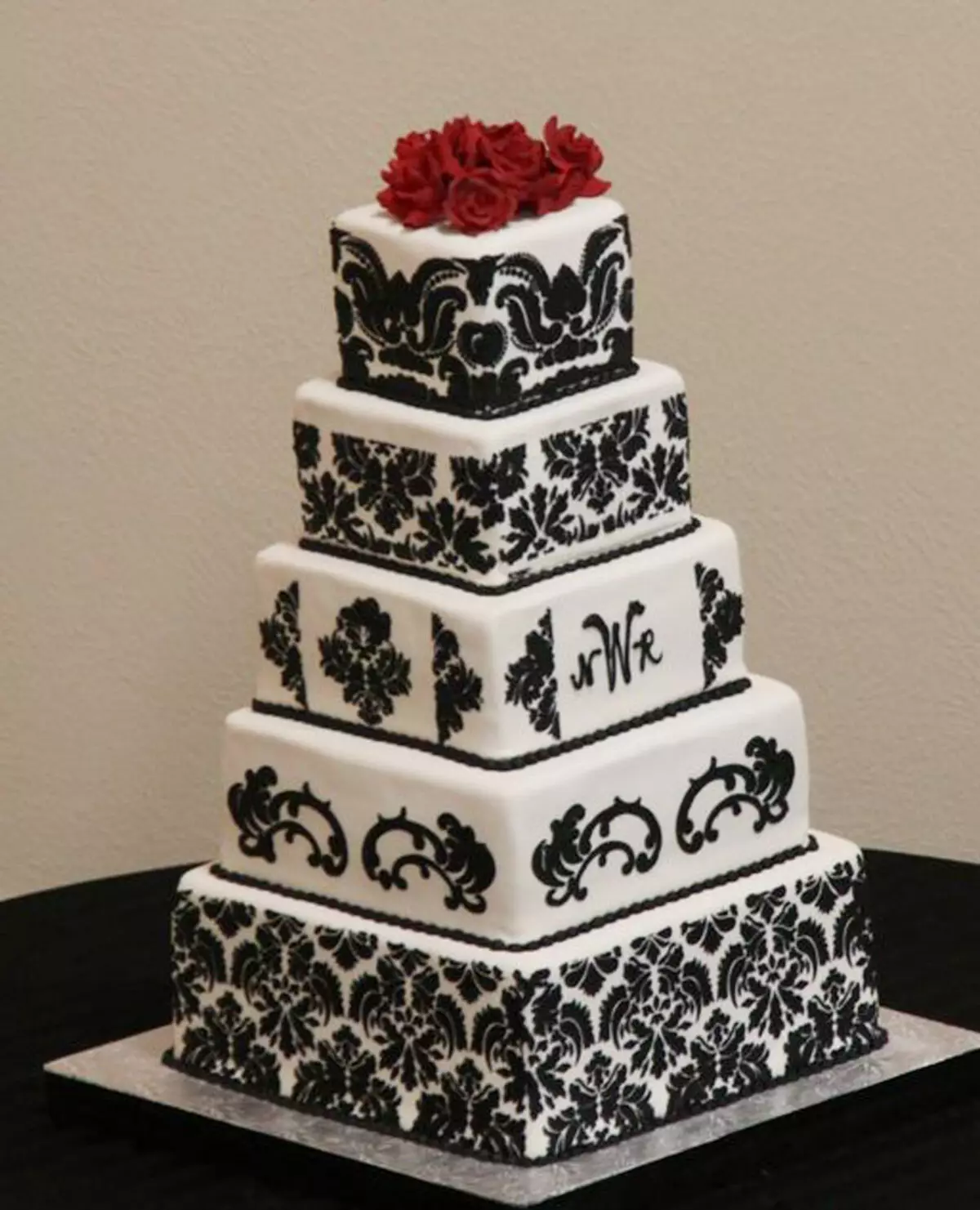 Svatební dort z tmelu (43 fotografií): tmel dezert pro svatbu s kroužky, růže a orchidejí 18885_32