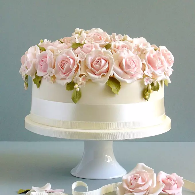 Svatební dort z tmelu (43 fotografií): tmel dezert pro svatbu s kroužky, růže a orchidejí 18885_8