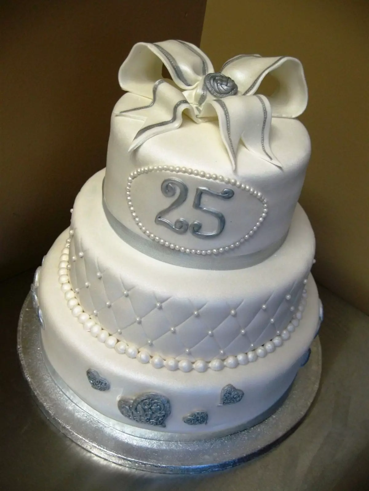 在銀婚（23張）蛋糕：從乳香清涼的甜品，為父母，婚禮奶油蛋糕銀 18886_18