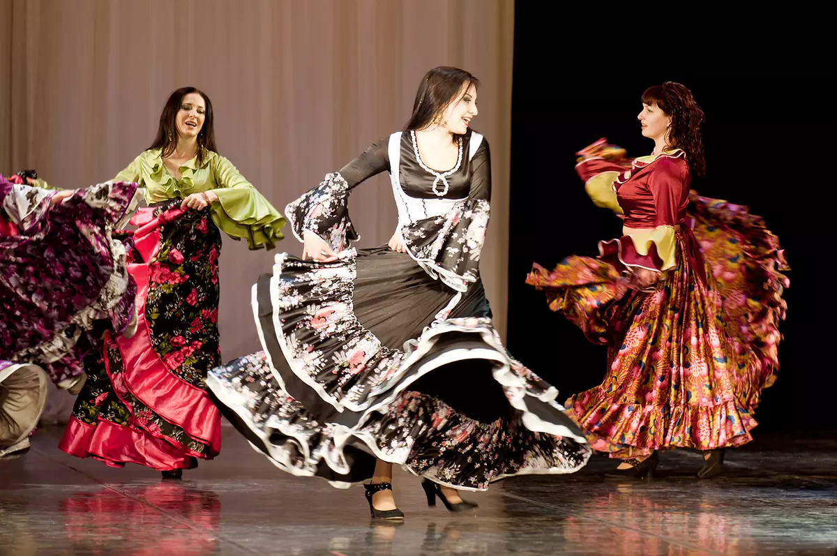 Gypsy Dancing: Mataki-mataki aji na aji don sabon shiga. Me zaku yi rawa? 18889_11