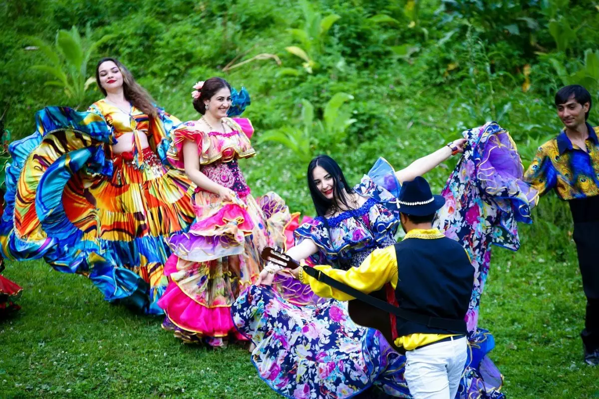 Gypsy Dancing: Mataki-mataki aji na aji don sabon shiga. Me zaku yi rawa? 18889_12