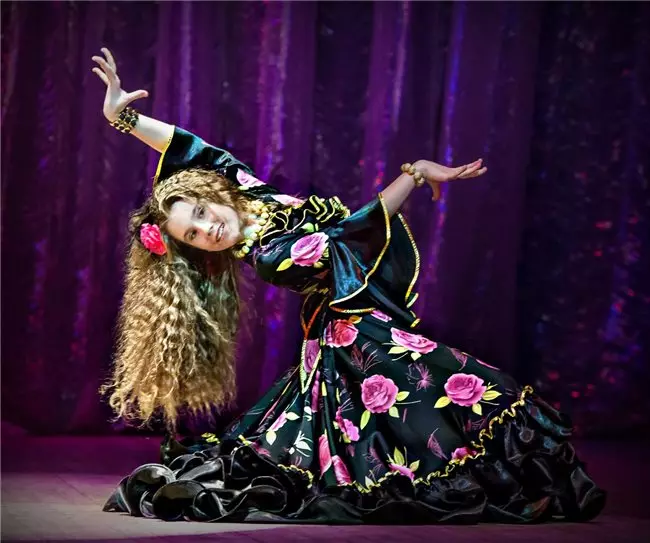Gypsy Dancing: Mataki-mataki aji na aji don sabon shiga. Me zaku yi rawa? 18889_23