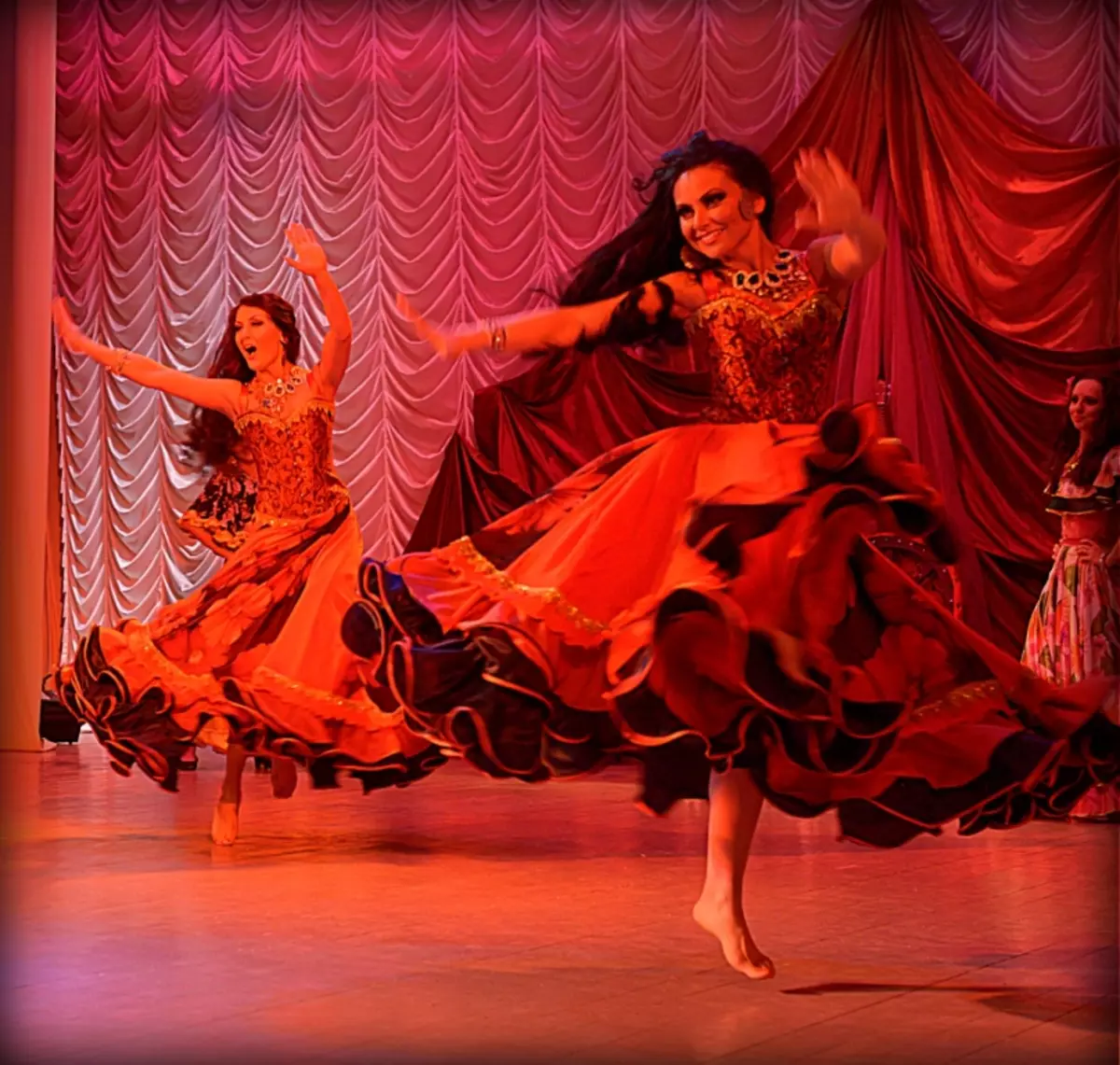 Цыганская танцевальная веселая. Цыганский танец. Цыганский народный танец. Цыганка танцует. Национальные танцы цыган.