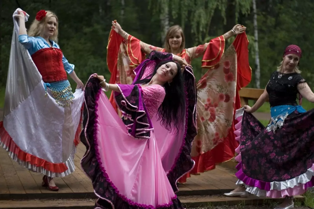 Песня цыганская веселая на русском. Цыганский танец. Цыгане танцуют. Цыганка танцует. Цыгане пляшут.
