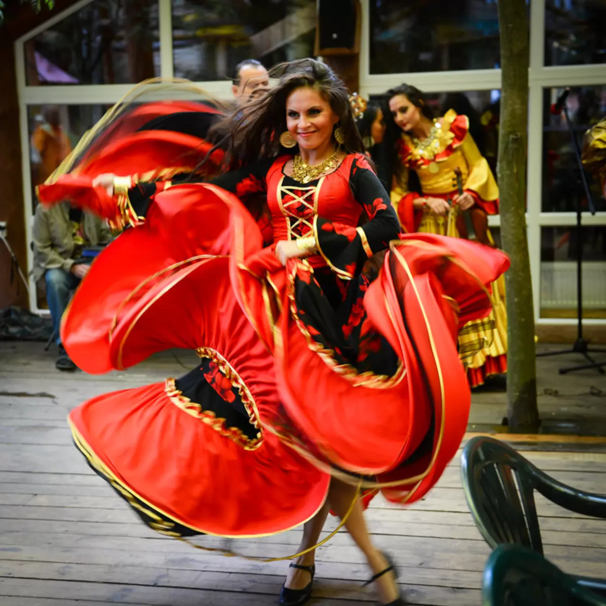 Веселые цыганские танцы. Цыганский танец. Цыганский ансамбль. Цыгане танцуют. Цыганский праздник.