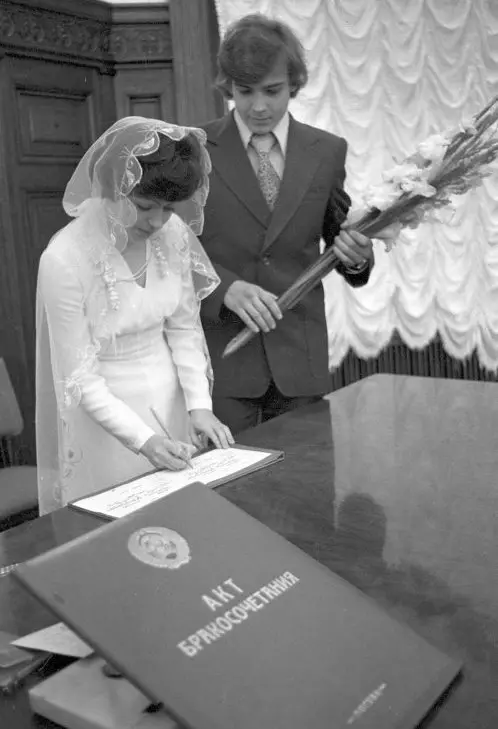 Statlig plikt for ekteskap: Hvor mye koster det å logge på registerkontoret 2021? Hvordan betale for en plikt til å søke om ekteskap? 18903_6