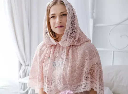 Le foulard de mariage (27 photos): Choisissez une paumaine en dentelle sur la tête. Comment attacher et attacher une écharpe sur une coiffure? 18917_17