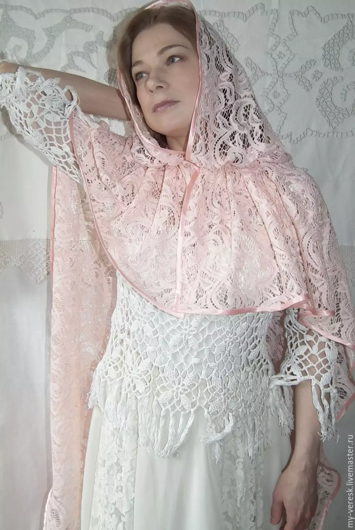 Scarf wedding (27 Foto): Pilih renda palatine ing sirah. Kepiye dasi lan ngencengi selendang ing gaya rambut? 18917_18