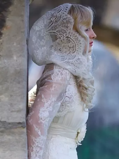 O lenço de casamento (27 fotos): Escolha um laço palatino na cabeça. Como amarrar e apertar um lenço em um penteado? 18917_20