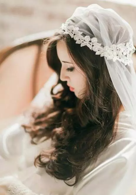 Scarf wedding (27 Foto): Pilih renda palatine ing sirah. Kepiye dasi lan ngencengi selendang ing gaya rambut? 18917_23