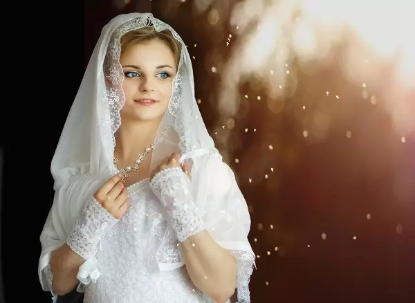 Le foulard de mariage (27 photos): Choisissez une paumaine en dentelle sur la tête. Comment attacher et attacher une écharpe sur une coiffure? 18917_27