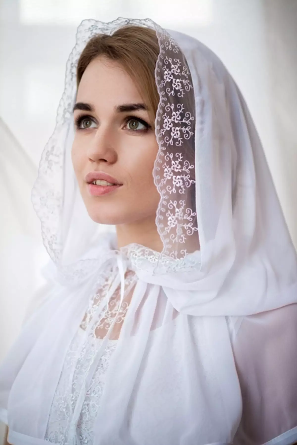 O lenço de casamento (27 fotos): Escolha um laço palatino na cabeça. Como amarrar e apertar um lenço em um penteado? 18917_3