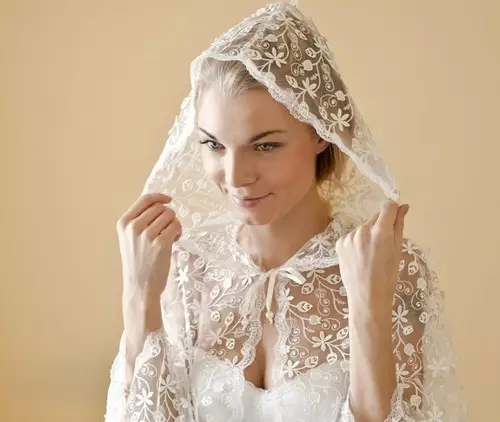 Шал венчања (27 фотографија): Изаберите чипку палатину на глави. Како везати и причврстити шал на фризури? 18917_7