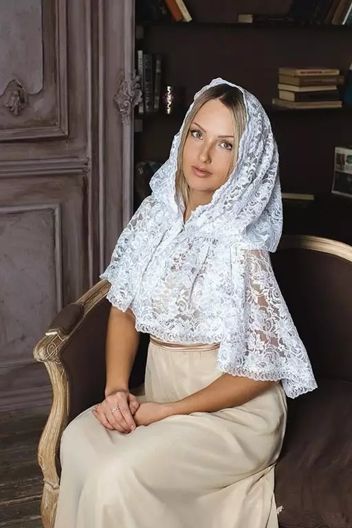 Le foulard de mariage (27 photos): Choisissez une paumaine en dentelle sur la tête. Comment attacher et attacher une écharpe sur une coiffure? 18917_9