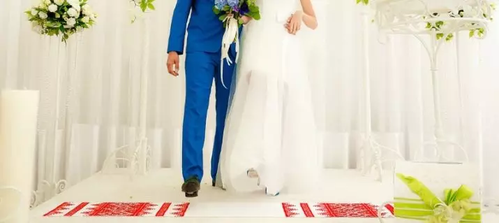 Rushnik για γάμο (20 φωτογραφίες): Διαστάσεις πετσετών κάτω από τα πόδια. Τι πρέπει να είναι και μπορώ να το πλύνω μετά το γάμο; 18918_5
