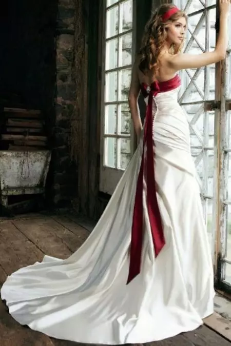 Robe de mariée avec ruban rouge sur le corsage