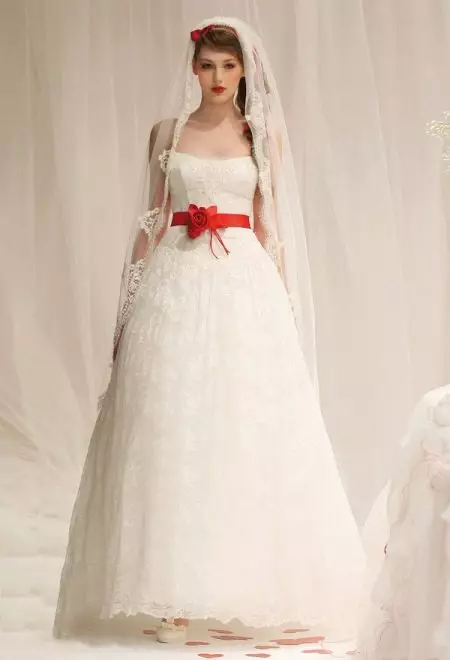Vestuvinė suknelė su raudonu diržu