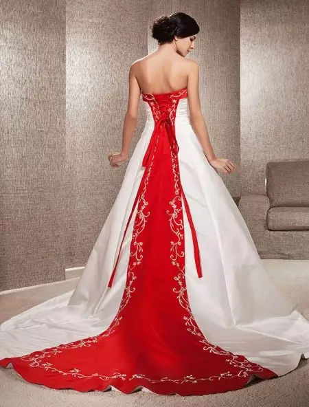 Brudekjole med rødt element på baksiden