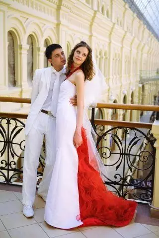 Červený prvok zozadu na svadobných šatách