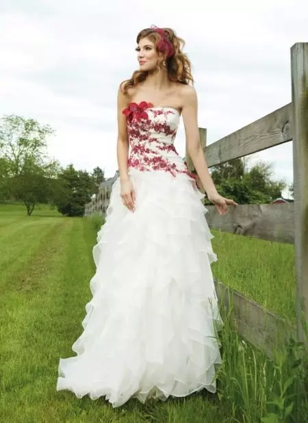 vestit blanc del casament amb els elements vermells