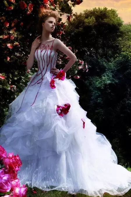 Сватбена рокля с ивици по корсет