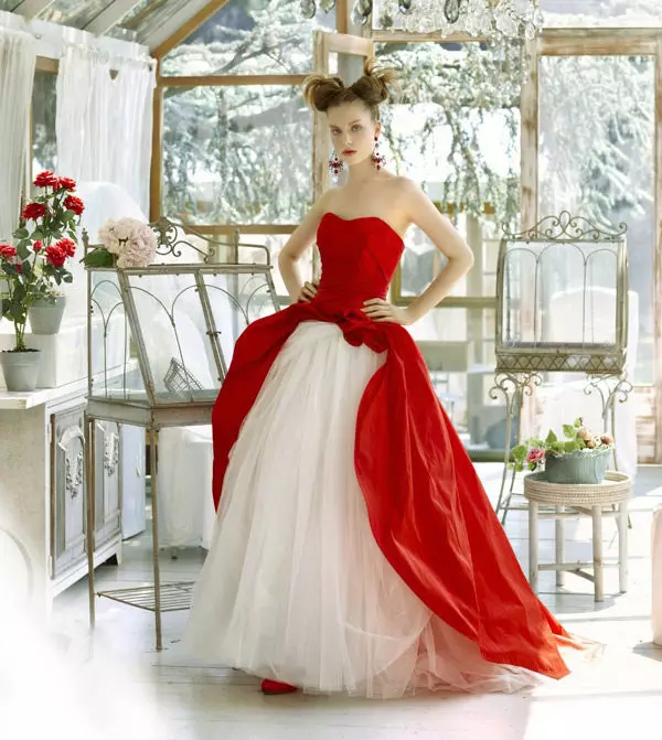 Bröllopsklänning med röd ridning