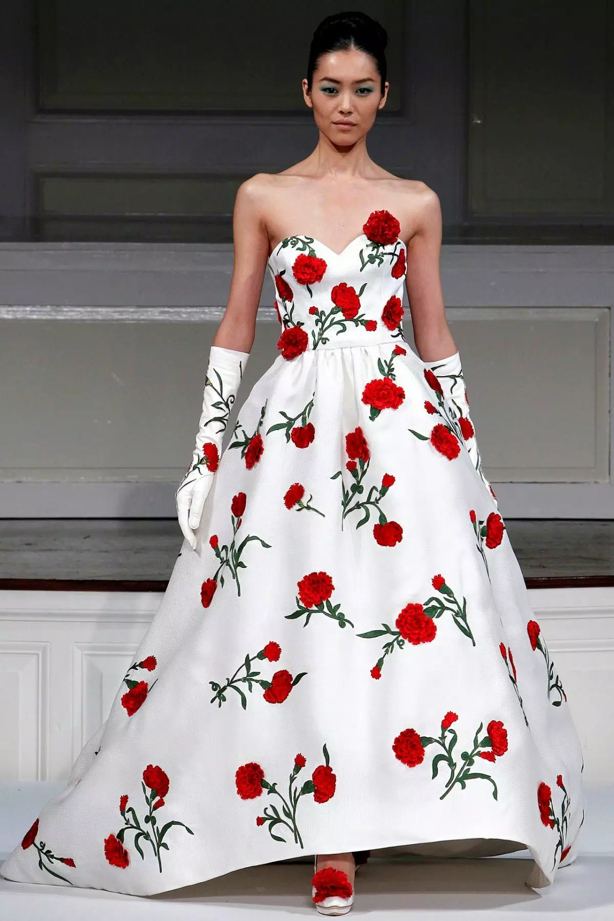 Fleurs rouges sur une robe de mariée