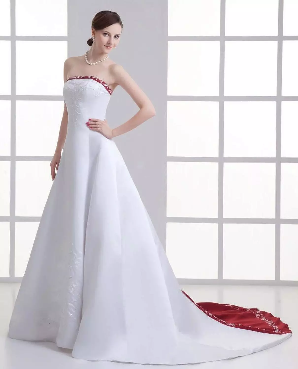 Vestuvių suknelė su raudonu įdėklu