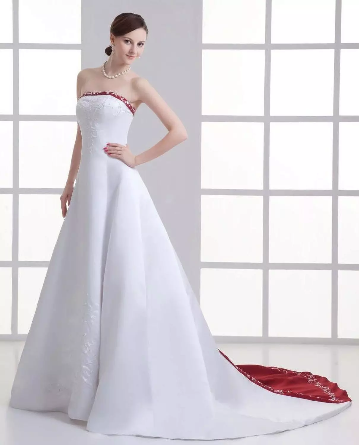 Robe de mariée avec insert rouge