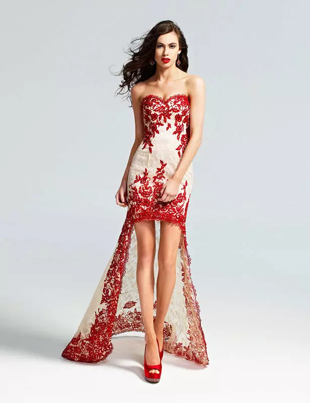 vestit blanc i curt de color vermell amb encaix
