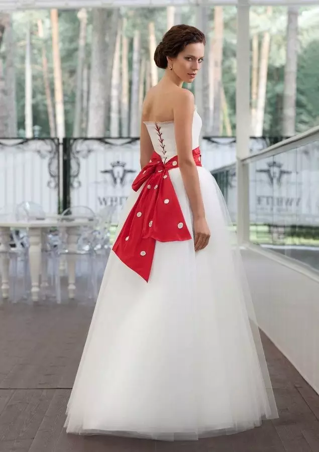Bröllopsklänning med röd bälte Edelweis Fashion Group