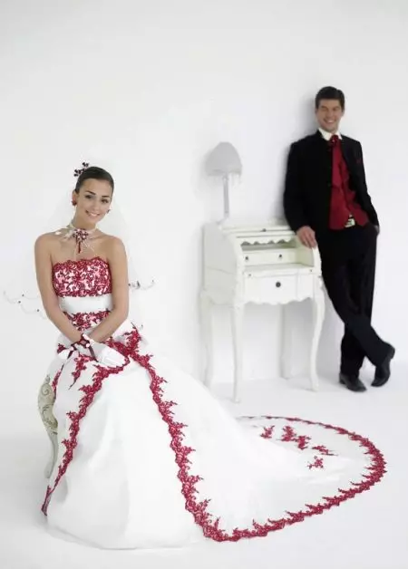 Vestuvių suknelė kartu su jaunikio apranga