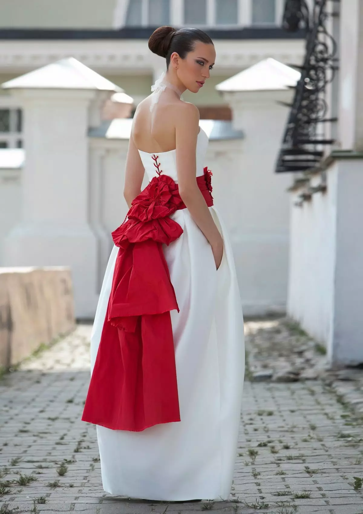 Buja esküvői ruha piros íjjal és kötéssel
