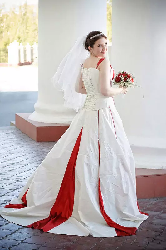 Vestuvių suknelė su raudonais karoliukais