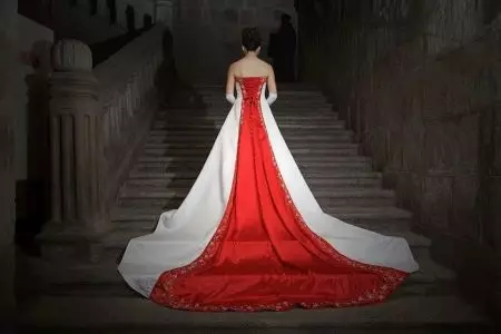 Hochzeitskleid mit rotem Element hinter