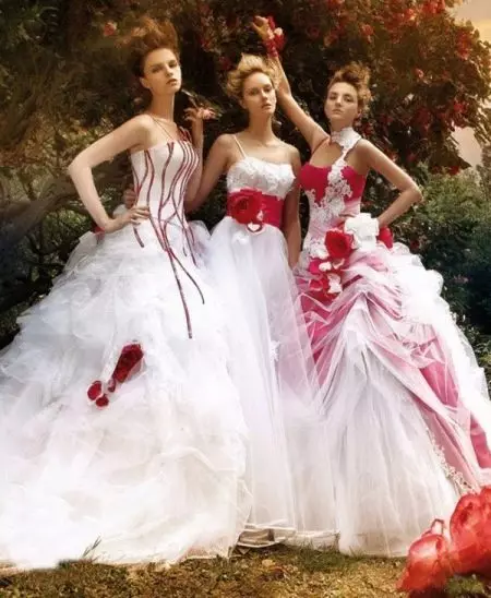 Options d'insertion rouge en robe de mariée