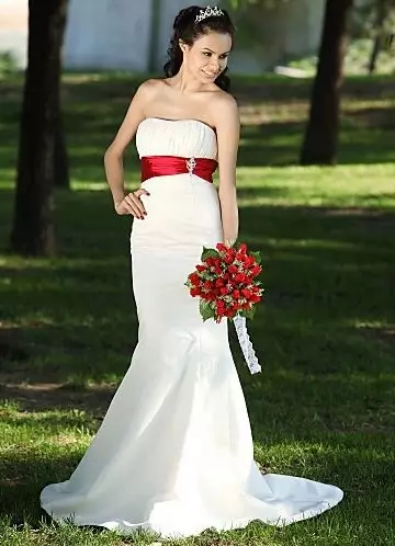Gaun pengantin dengan sabuk merah