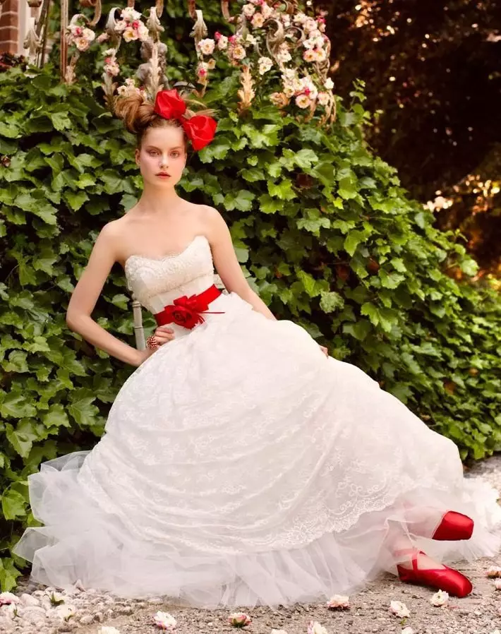 فستان الزفاف مع الشريط الأحمر والاكسسوارات
