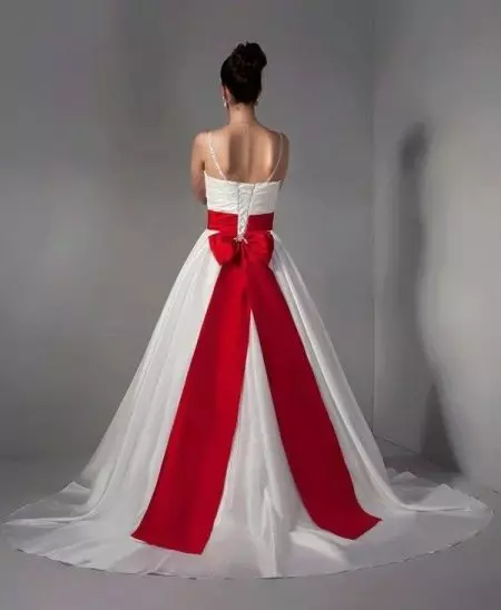 Raudona vestuvių suknelė su diržu ir juostele plaukuose