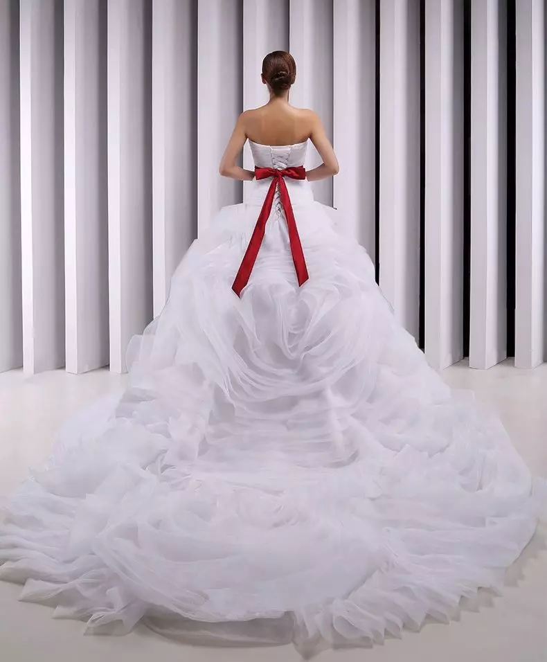 Lush wedding dress na may loop at red bow