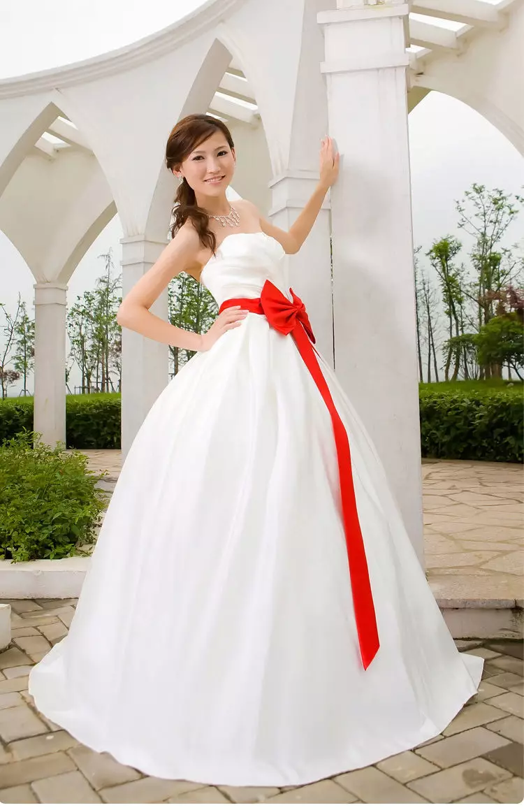 Сватбена рокля буйни с червена панделка