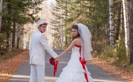 Svatební bílé šaty s červeným šněrováním
