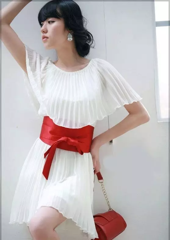 Gaun pengantin dengan sabuk pendek merah