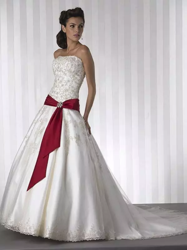 Весільна сукня зі стрічкою червоною на стегнах