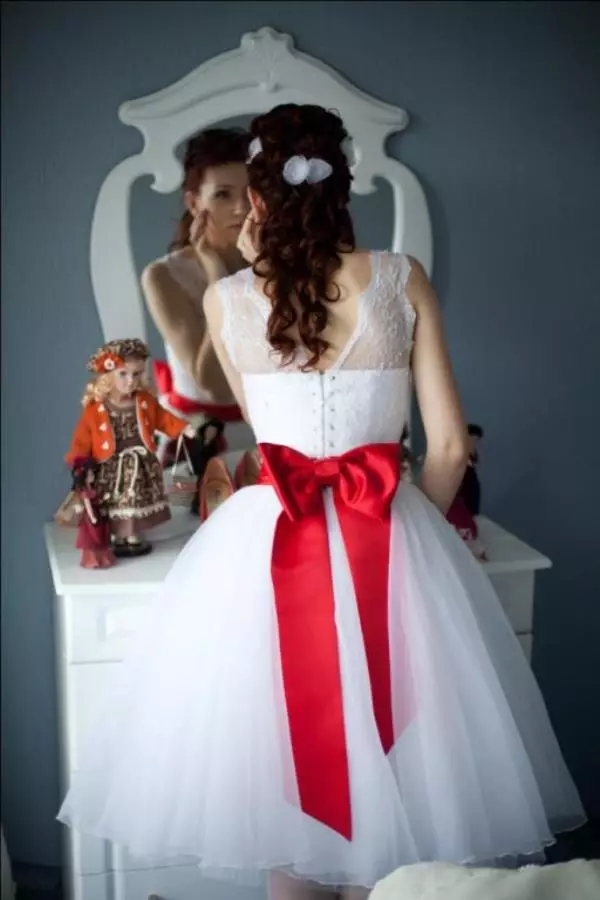 Rød bue til en kort brudekjole