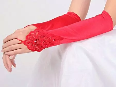 Червени ръкавици в тон до червената сватбена рокля