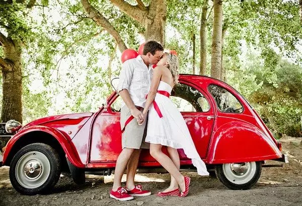 Gaun pengantin dengan sabuk merah dan mobil merah