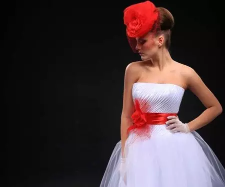 Bryllupskjole med rødt bælte og hat