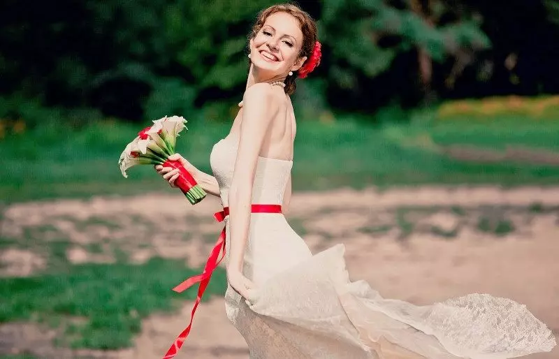 Bouquet til en brudekjole med et rødt bånd